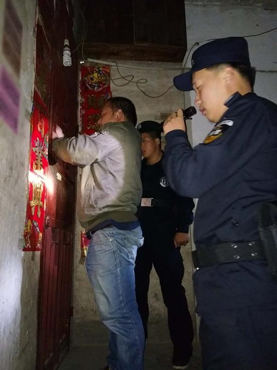 蚌埠粗心妈妈误将幼女锁家中 民警全城寻开锁师傅开门